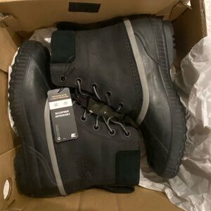 Sorel men’s black waterproof snow boots. Men’s Size 9